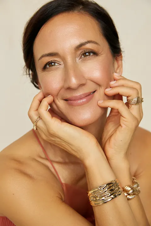 Kati Martin – Beauty-Porträt mit den Händen am Gesicht