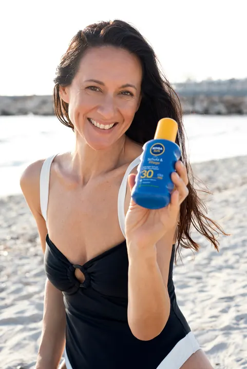 Kati Martin – Beauty-Aufnahme mit Sonnenschutz am Strand