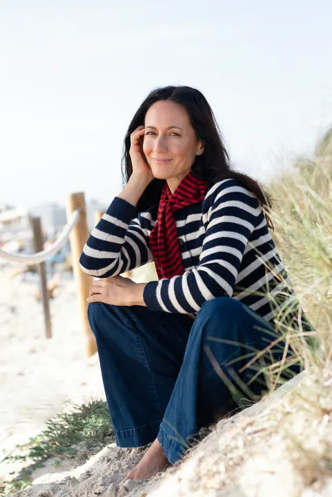 Kati Martin – Fashion-Aufnahme im gestreiften Pullover am Strand