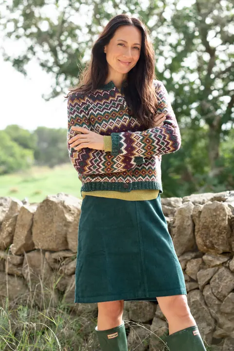 Kati Martin – Fashion-Aufnahme im gemusterten Pullover und grünen Rock