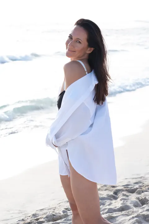 Kati Martin – Fashion-Aufnahme im weißen Hemd am Strand