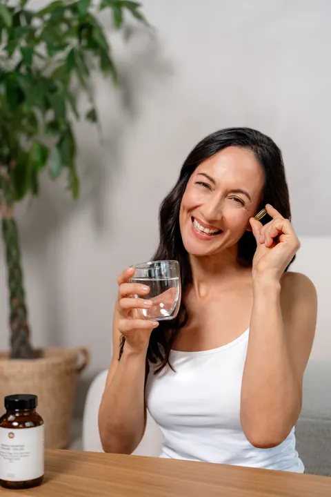 Kati Martin – Lifestyle-Aufnahme mit Wasserglas am Tisch