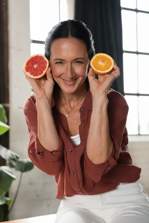 Kati Martin – Lifestyle-Aufnahme mit halbierten Zitrusfrüchten