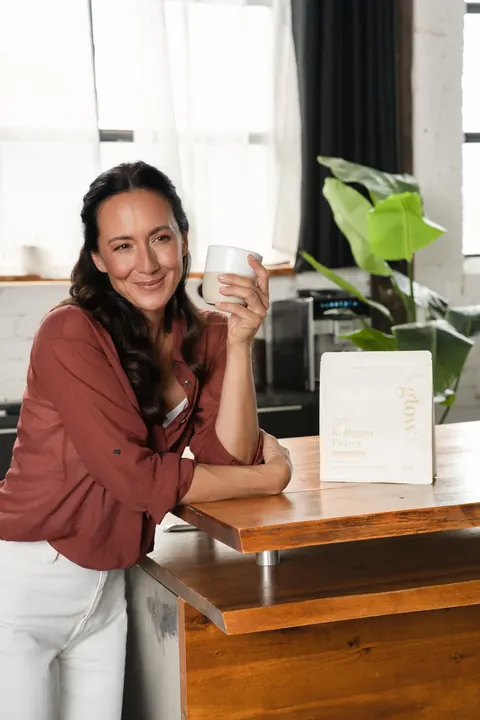 Kati Martin – Lifestyle-Aufnahme mit Glas und Buch am Küchentresen