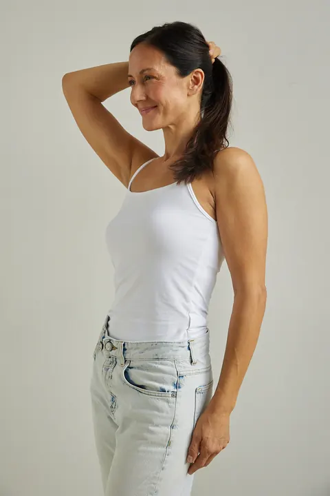 Kati Martin – Pola-Aufnahme seitlich mit Hand am Hinterkopf