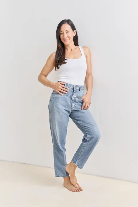 Kati Martin – Pola-Ganzkörperaufnahme in Jeans mit angewinkeltem Bein