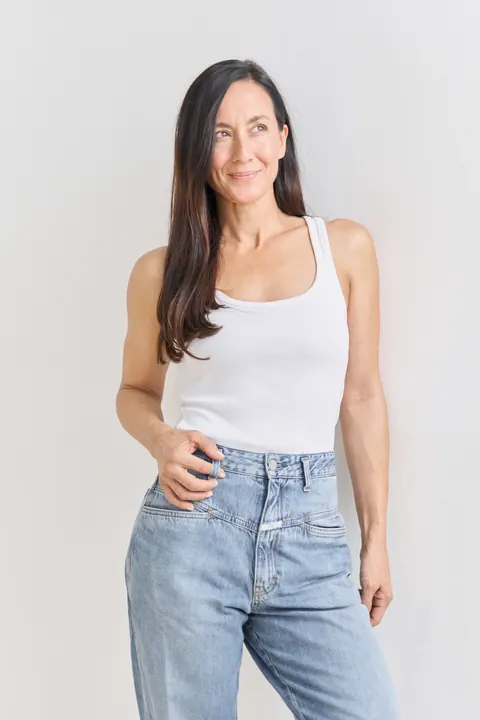 Kati Martin – Pola-Aufnahme im weißen Top und blauer Jeans