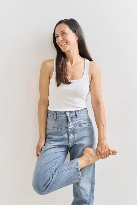 Kati Martin – Pola-Aufnahme mit angewinkeltem Bein und seitlichem Blick