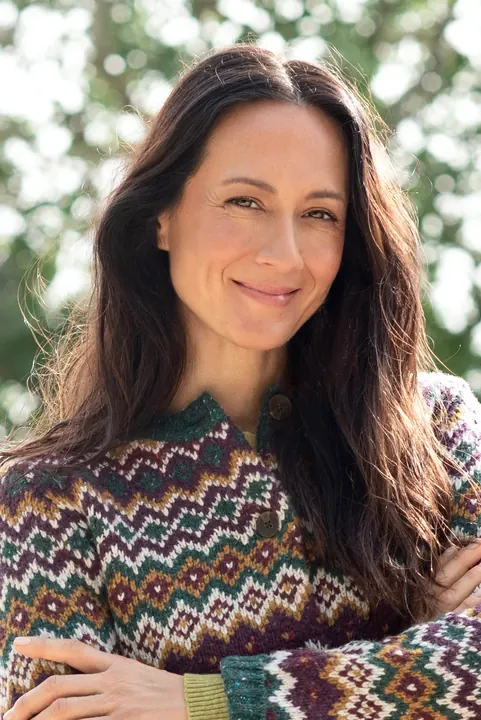 Kati Martin – Porträt im gemusterten Pullover im Freien
