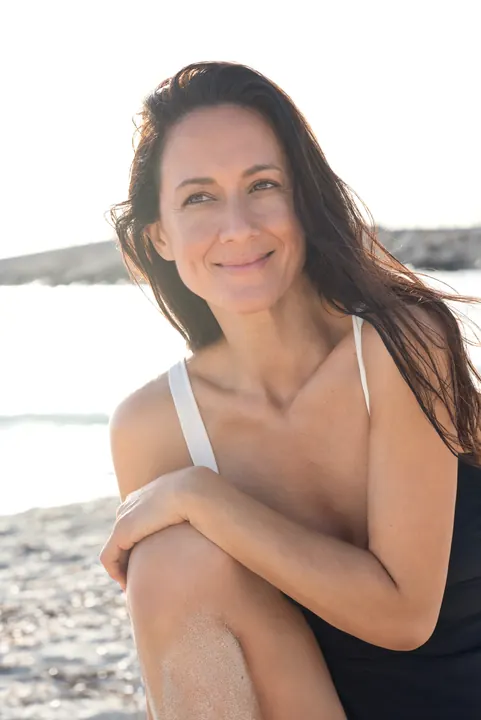 Kati Martin – Porträt am Strand im schwarzen Badeanzug