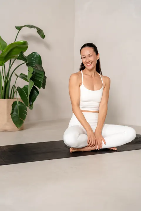 Kati Martin – Yoga-Aufnahme im Schneidersitz auf der Matte