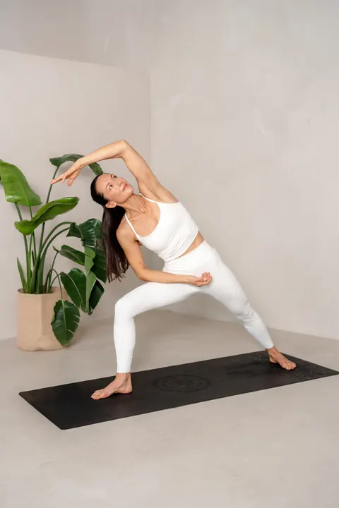 Kati Martin – Yoga-Aufnahme in seitlicher Dehnung auf der Matte