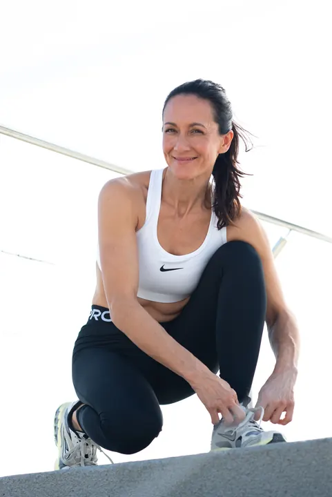 Kati Martin – Sport-Aufnahme beim Binden der Schuhe